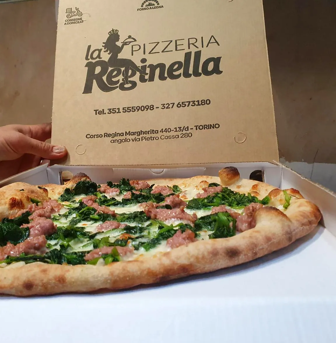 Pizza con salsiccia e friarielli nel cartone della Pizzeria La Reginella, pronta per la consegna