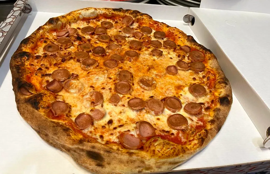 Pizza con wurstel a fette, ideale per i più piccoli